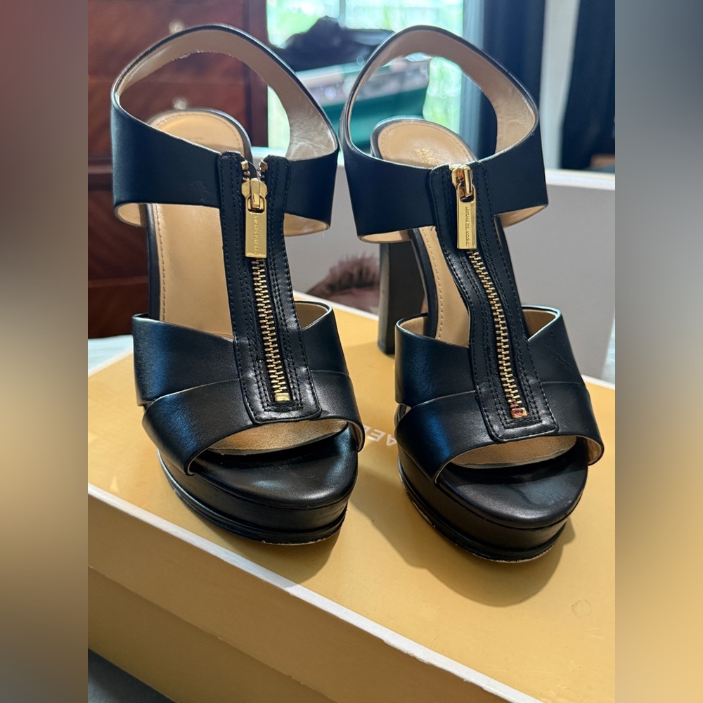 ORIGINAL MICHAEL KORS - Black Leather Women's Platforms with Gold Zipper